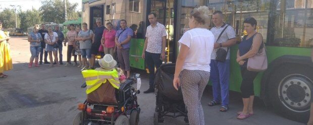 У Житомирі водії тролейбусів та маршруток зустрілися з пасажирами, які пересуваються на візках. житомир, водій, пандус, тролейбус, інвалідність