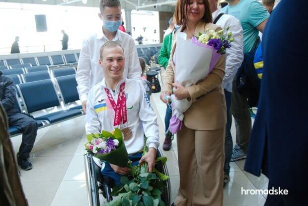 Українські спортсмени повернулися з Паралімпіади у Токіо. Як їх зустрічали. паралимпиада, паралімпійські ігри, змагання, паралімпиєць, спортсмен