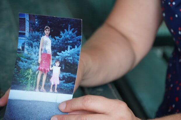 “Отямилась – а мама вже мертва…” Як живе Майя Кремезна, яка єдина в Україні має статус дитини з інвалідністю, набутою внаслідок війни. майя кремезна, бойові дії, дівчинка, поранення, інвалідність