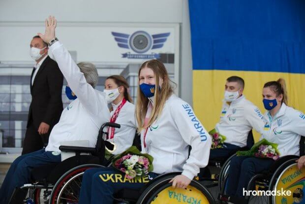 Українські спортсмени повернулися з Паралімпіади у Токіо. Як їх зустрічали. паралимпиада, паралімпійські ігри, змагання, паралімпиєць, спортсмен