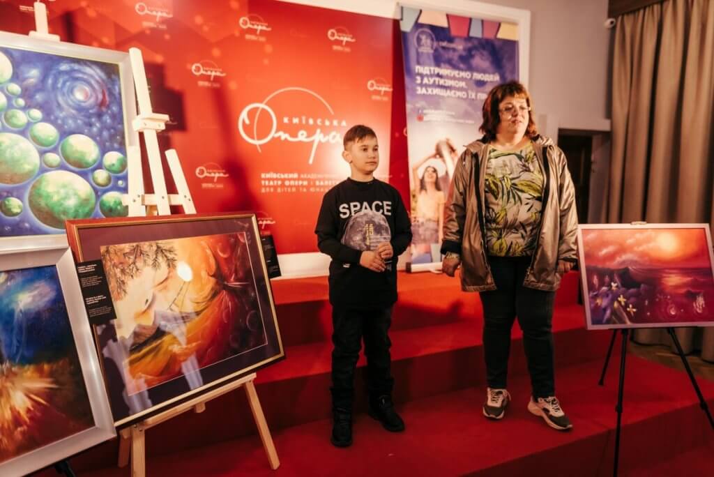 У Києві відкрилася перша виставка «космічних» картин хлопчика-аутиста з Бердянську (ФОТО). київ, мго дитина з майбутнім, максим бровченко, аутизм, виставка