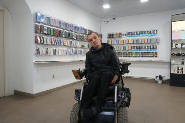 «Це було моєю мрією»: буковинець з інвалідністю відкрив власний магазин електроніки. дцп, назар статкевич, магазин, мрія, інвалідність