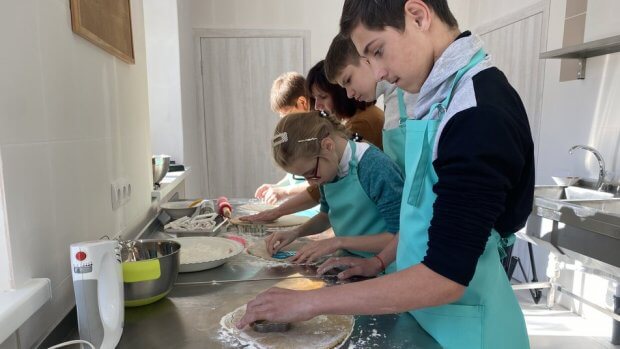 Кондитерська, що розвиває: на Черкащині відкрили соціальну пекарню. черкащина, заняття, пекарня, соціалізація, інвалідність