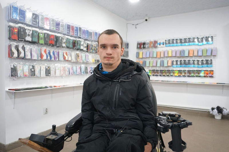 «Це було моєю мрією»: буковинець з інвалідністю відкрив власний магазин електроніки (ВІДЕО). дцп, назар статкевич, магазин, мрія, інвалідність