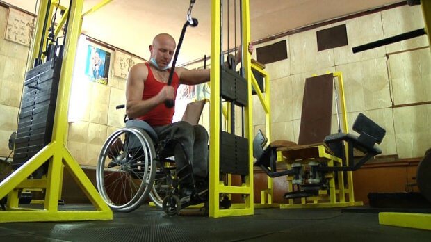 На Житомирщині люди з інвалідністю та учасники АТО/ООС проходять реабілітацію спортом у підвалі. бердичів, спорт, спортзал, учасник ато/оос, інвалідність
