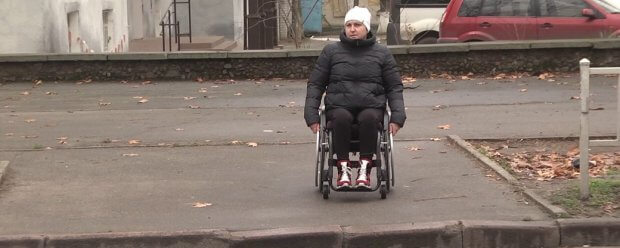 У Херсоні перевірили наскільки місто доступне для людей з інвалідністю. херсон, доступність, пандус, суспільство, інвалідність