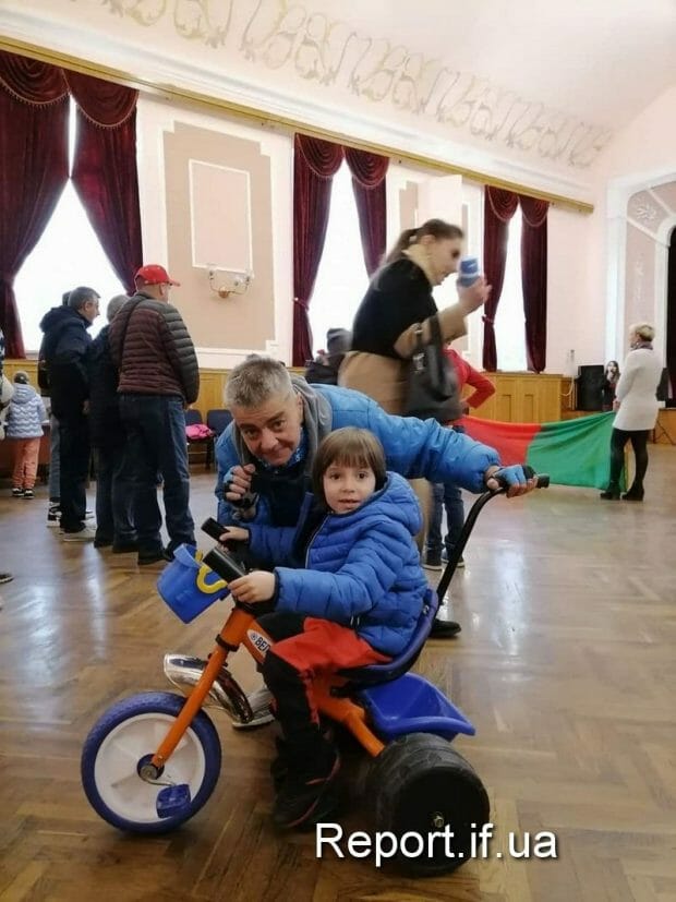 Друге життя. Франківка Леся Антонюк переробляє старі велосипеди для особливих дітей. леся антонюк, велосипед, проєкт друге життя, ровер, хвороба