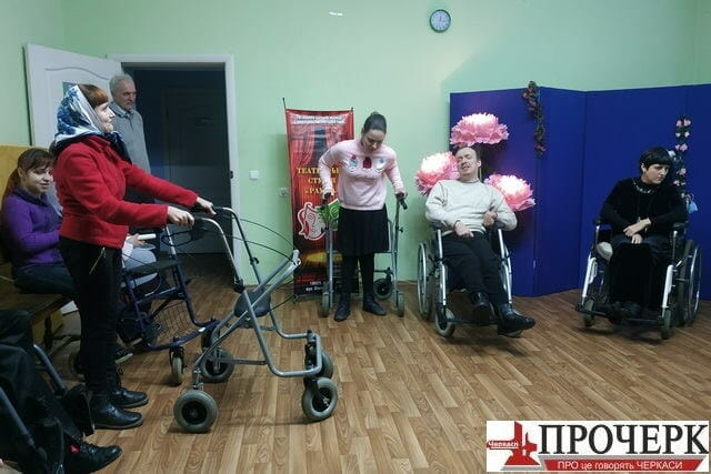 У Черкаському театрі-студії для людей з інвалідністю декламують Павла Глазового, грають на сопілці і танцюють (ВІДЕО). черкаси, актор, вистава, театральна студія рампа, інвалідність