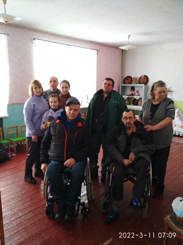 Волонтер з двома протезами: Вирішив залишитися у Харкові й допомагати людям з інвалідністю. євген струков, харків, волонтер, допомога, інвалідність
