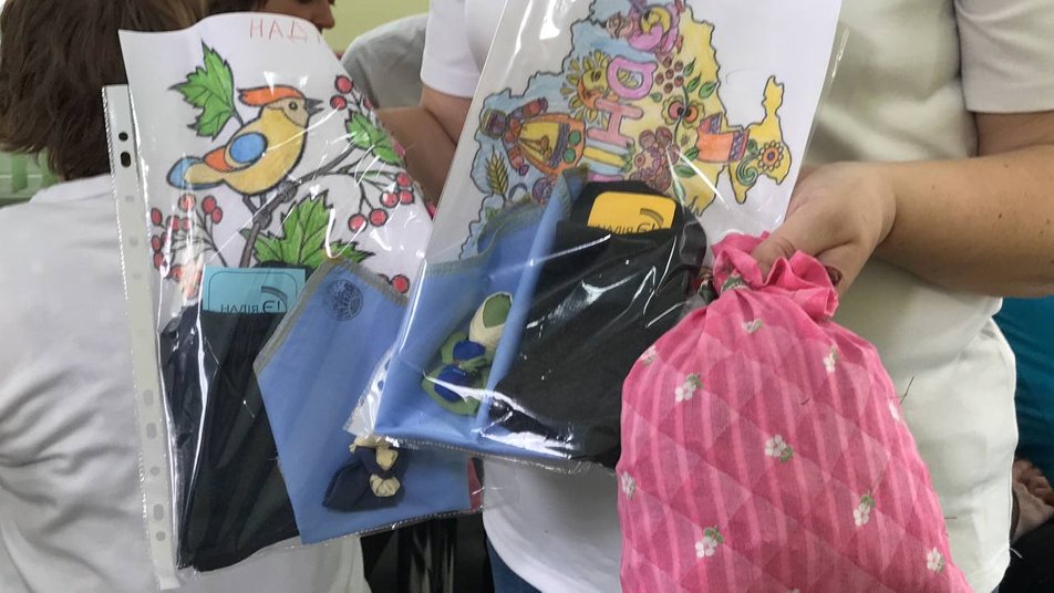 “Щоб нарешті настав мир”: у Полтаві волонтери з інвалідністю збирають пакунки для військових. полтава, волонтер, військовий, пакунок, інвалідність
