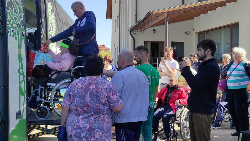 Волинські волонтери від початку бойових дій евакуювали майже тисячу людей з інвалідністю. агапе україна, волинь, волонтер, евакуація, інвалідність