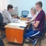 Глухонімій жінці, яка нещодавно втратила зір, допомагають вивчити шрифт Брайля у Вінниці