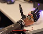 Інженери в США розробили роботизовану руку-протез, яка реагує на сигнали мозку без вживляння в нього чіпу (ВІДЕО). сша, мозок, прототип, роботизована рука-протез, чип