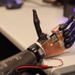 Інженери в США розробили роботизовану руку-протез, яка реагує на сигнали мозку без вживляння в нього чіпу (ВІДЕО)