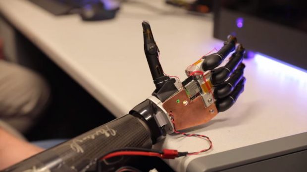 Інженери в США розробили роботизовану руку-протез, яка реагує на сигнали мозку без вживляння в нього чіпу. сша, мозок, прототип, роботизована рука-протез, чип