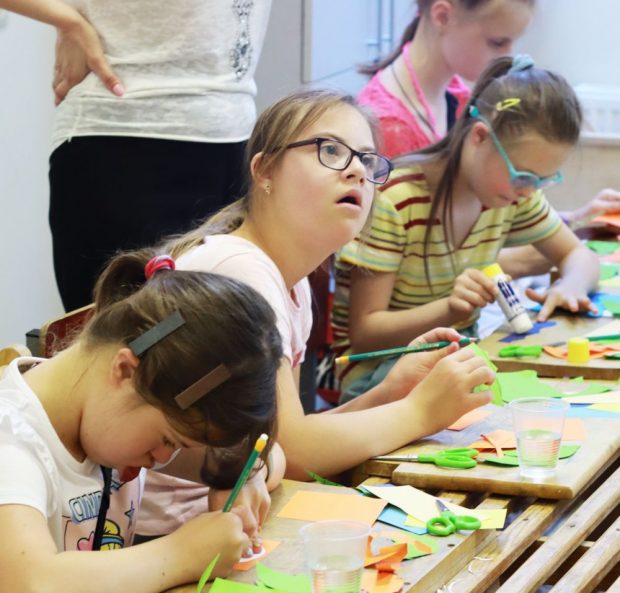 Зцілення творчістю: для дітей з інвалідністю працює мистецький гурток. львів, гурток творча майстерня, заняття, фахівець, інвалідність