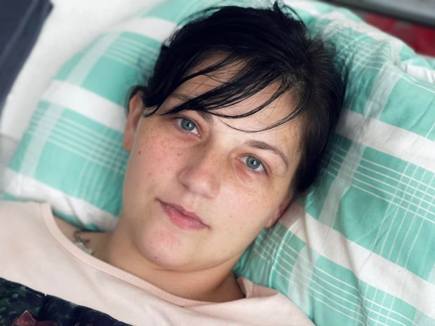 Прикрила собою сина від вибуху: 30-річна українка вчиться пересуватись на візку. вибух, осколок, поранення, реабілітація, спина