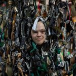 Захистити солдата: як у Луцьку плетуть маскувальні сітки для захисників
