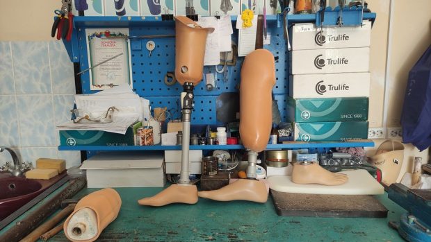 У Полтаві для цивільних та військових виготовляють протези. полтава, пацієнт, протез, підприємство, інвалідність
