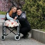 Медсестра з Лисичанська, яка втратила обидві ноги, вже робить перші кроки за допомогою протезів (ВІДЕО)