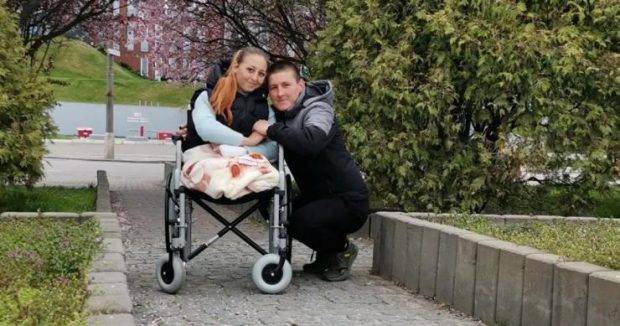 Медсестра з Лисичанська, яка втратила обидві ноги, вже робить перші кроки за допомогою протезів. оксана баландіна, медсестра, міна, ноги, протез