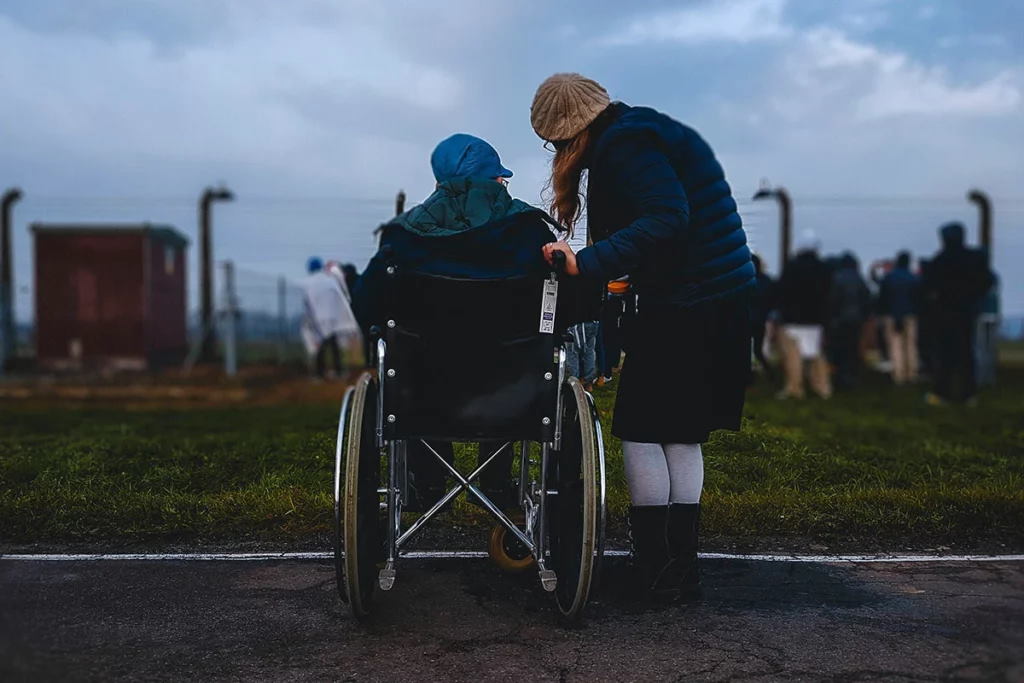 Евакуація людей з інвалідністю з гарячих точок: “Моя 81-річна бабуся вперше за два місяці ночуватиме не в підвалі”. fight for right, бабуся, гаряча точка, евакуація, інвалідність