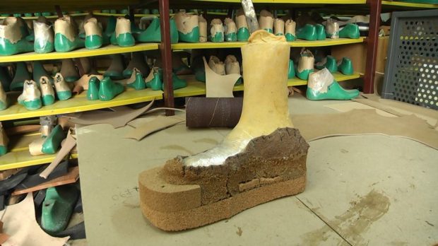 Проблему з поставками комплектуючих відчуває хмельницьке підприємство, яке виготовляє протези та ортопедичне взуття. хмельницький, деталь, ортопедичне взуття, протез, підприємство