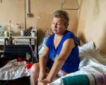 Жінка, яку поранило на Луганщині, отримає протез завдяки львівському благодійному проєкту. аукціон, митець, поранення, протез, проєкт руки для мами