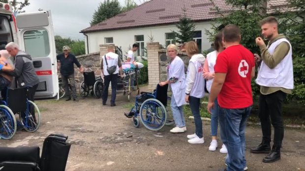 18 переселенців евакуювали з Донеччини до психоневрологічного інтернату на Вінниччині. вінниччина, донеччина, евакуація, переселенец, інтернат