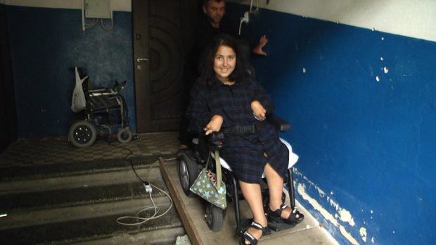 Укриттів для людей на візках у Житомирі немає — місцеві жителі. житомир, візок, недоступність, повітряна тривога, укриття