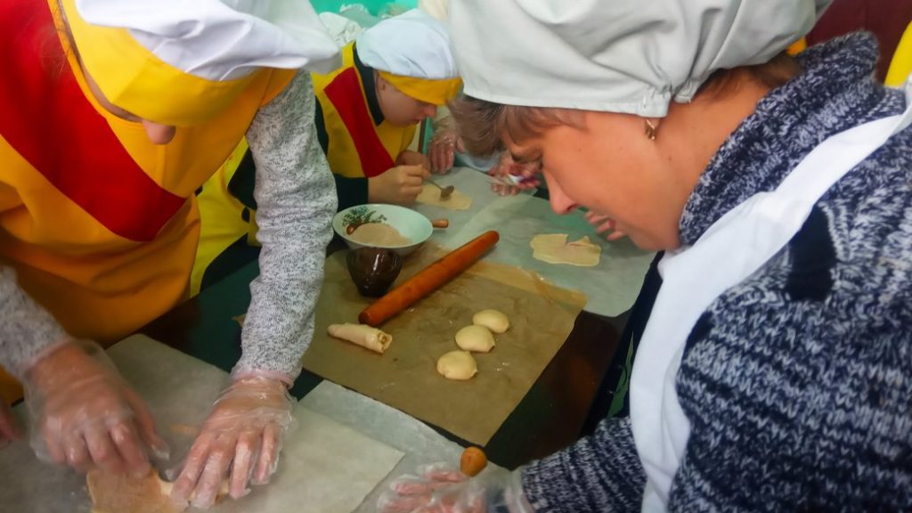 10 кілограмів печива для поранених військових виготовили в Житомирі діти з інвалідністю (ФОТО, ВІДЕО). житомир, військовий, печиво, поранений, інвалідність