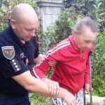 На Миколаївщині поліцейський офіцер громади евакуював жительку прифронтового села