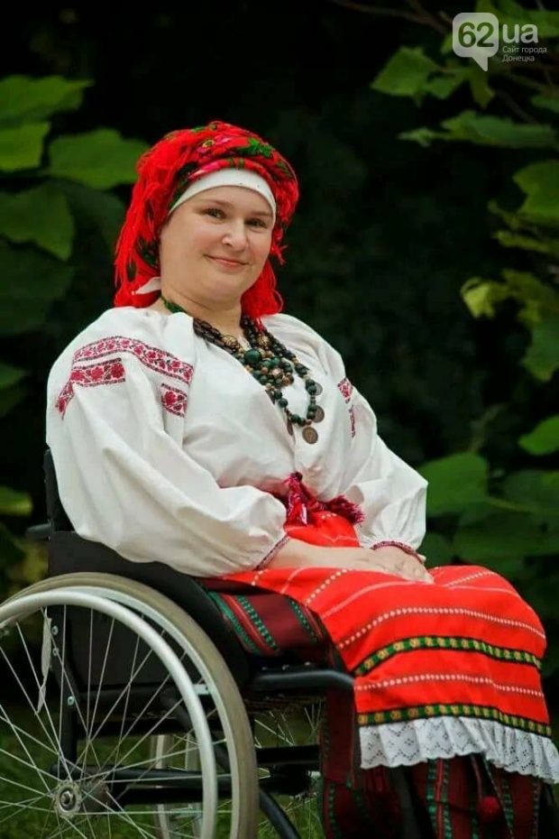 Незламна волонтерка та спортсменка з Донеччини у колісному кріслі попри війну та евакуацію знайшла своє покликання. наталья зубарь, війна, допомога, доступність, інвалідність