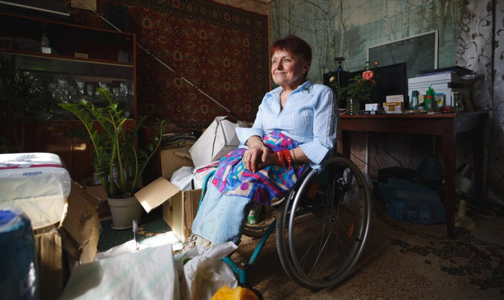 “Якщо треба, будемо підносити патрони”. Чому люди з інвалідністю залишаються жити в Бахмуті (ВІДЕО). бахмут, олена бондаренко, війна, організація надія, інвалідність