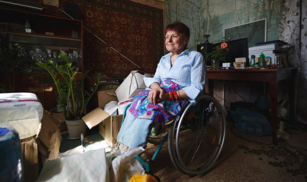 “Якщо треба, будемо підносити патрони”. Чому люди з інвалідністю залишаються жити в Бахмуті. бахмут, олена бондаренко, війна, організація надія, інвалідність