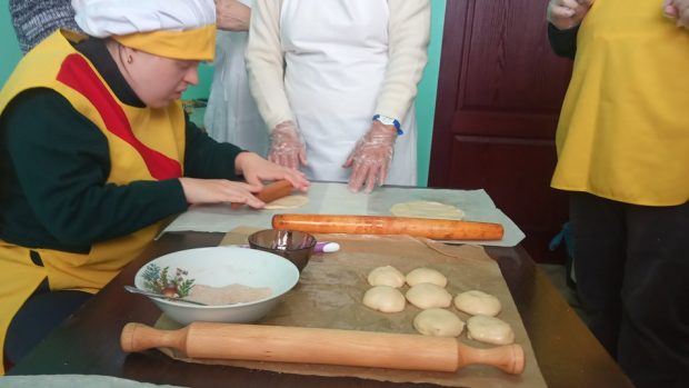 10 кілограмів печива для поранених військових виготовили в Житомирі діти з інвалідністю. житомир, військовий, печиво, поранений, інвалідність