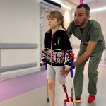 Світлина. У київському Охматдиті 6-річна Марина робить перші кроки на протезі. Життя і особистості, протез, протезування, реабілітація, дівчинка, НДСЛ Охматдит