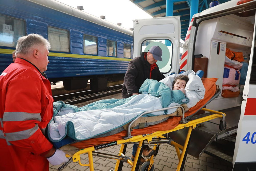 З небезпечних районів Дніпропетровщини та Запоріжжя евакуювали близько 400 маломобільних осіб. дніпропетровщина, запоріжжя, евакуація, маломобільна особа, інвалідність