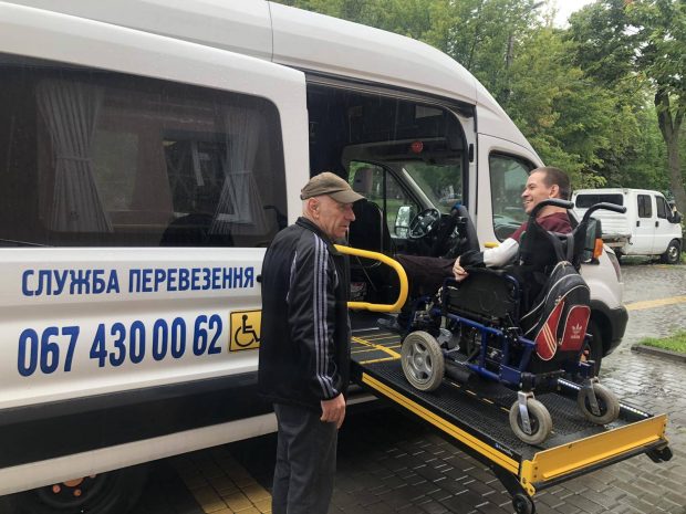 У Вінниці переселенці з інвалідністю можуть безкоштовно користуватися Службою перевезення для людей на візках. вінниця, го “гармонія”, переселенец, служба перевезення, інвалідність