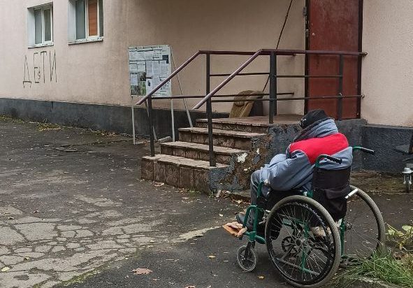 У Маріуполі люди з інвалідністю проходять фільтрацію та годинами стоять в черзі, аби звернутися до окупаційних службовців – Андрющенко. мариуполь, петро андрюшенко, окупаційна влада, фільтрація, інвалідність
