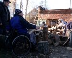 У Чернігові люди з інвалідністю щодня рубають дрова, щоб топити центр, де проходять реабілітацію (ФОТО, ВІДЕО). чернігів, дах, дрова, центр медико-соціальної та фізичної реабілітації, інвалідність