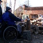 У Чернігові люди з інвалідністю щодня рубають дрова, щоб топити центр, де проходять реабілітацію (ФОТО, ВІДЕО)