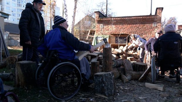 У Чернігові люди з інвалідністю щодня рубають дрова, щоб топити центр, де проходять реабілітацію. чернігів, дах, дрова, центр медико-соціальної та фізичної реабілітації, інвалідність
