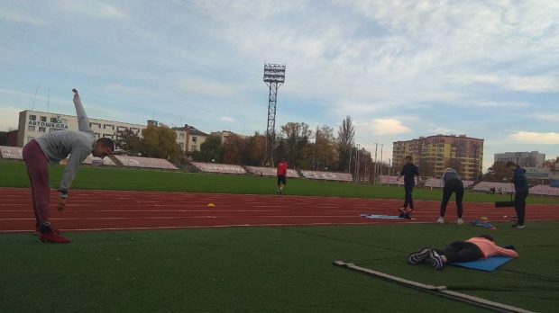 Спортсмен-переселенець готується до паралімпійських ігор на стадіоні в Луцьку. кирило іванов, луцьк, паралімпійські ігри, спортсмен-переселенець, тренування