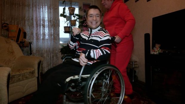 Чернігівець з інвалідністю вперше за три місяці вийшов на вулицю: чому він не полишав квартиру. дцп, дмитро бруй, чернігів, електроенергія, інвалідність
