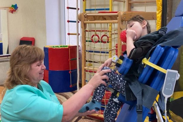 У Лозовій на Харківщині відновили реабілітацію дітей з інвалідністю. лозова, заняття, фахівець, центр комплексної реабілітації жемчужинки, інвалідність