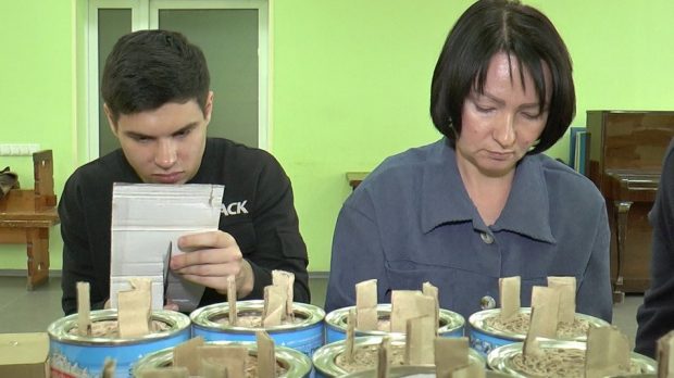 У Полтаві молодь з інвалідністю створює заготовки для окопних свічок: скільки вже зробили. полтава, військовий, окопна свічка, проєкт надія є, інвалідність