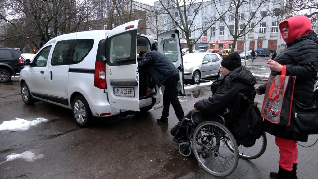 Чернігівець з інвалідністю вперше за три місяці вийшов на вулицю: чому він не полишав квартиру (ФОТО, ВІДЕО). дцп, дмитро бруй, чернігів, електроенергія, інвалідність