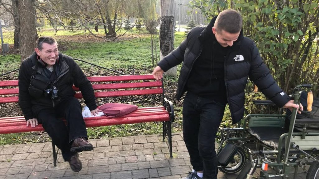 Відчути труднощі людей з інвалідністю: у Тернополі блогер провів соціальний експеримент (ФОТО). віктор старущак, тернопіль, візок, соціальний експеримент, інвалідність