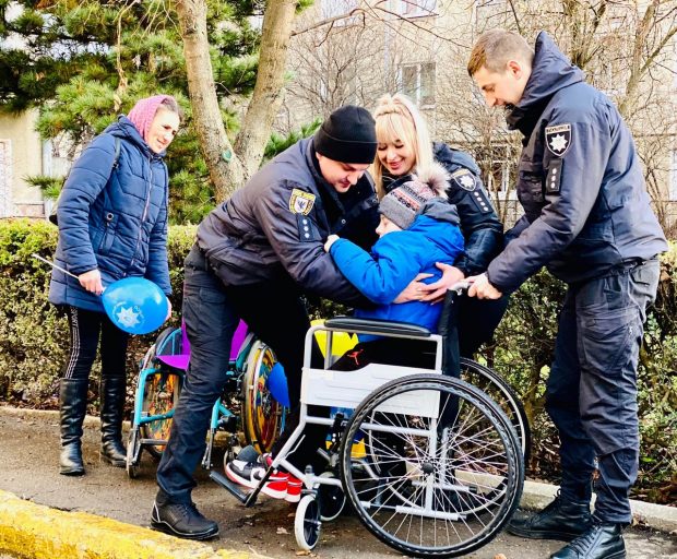 Прикарпатські поліцейські подарували візок 11-річному хлопчику з інвалідністю. візок, подарунок, поліцейський, хлопчик, інвалідність